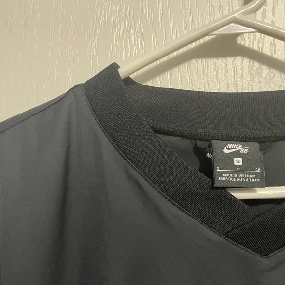 Black Nike SB Crewneck Windbreaker - Picture 4 of 8